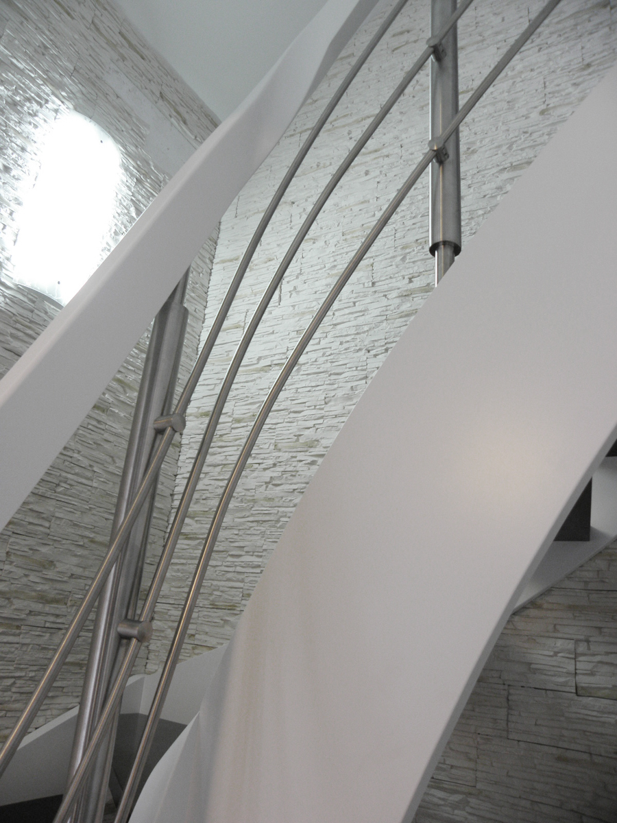 nowoczesne schody drewniane z relingami nierdzewnymi biała balustrada