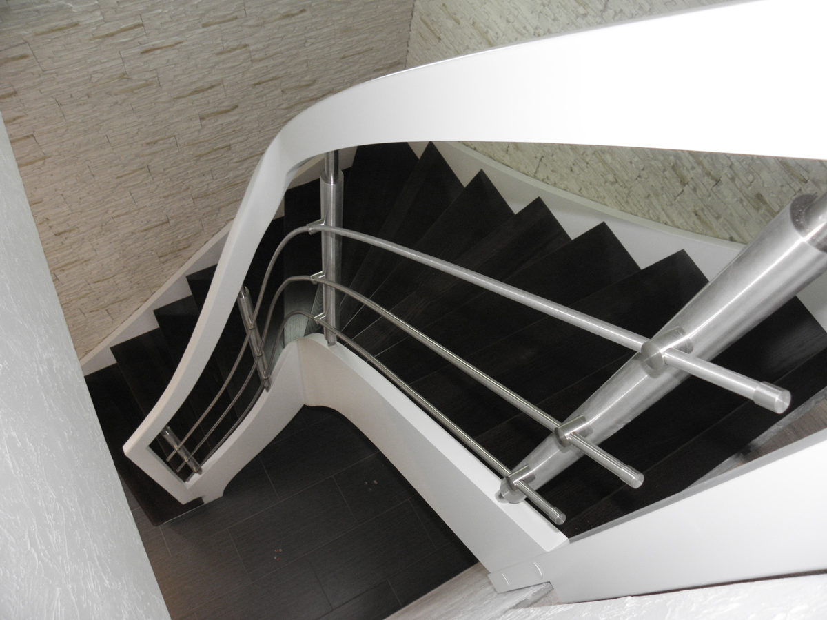 nowoczesne schody w domu w opolu z giętą poręczą w balustradzie