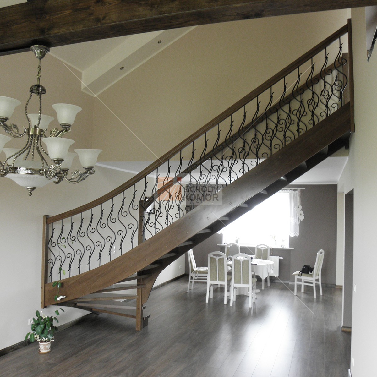 otwarty salon ze schodami drewnianymi