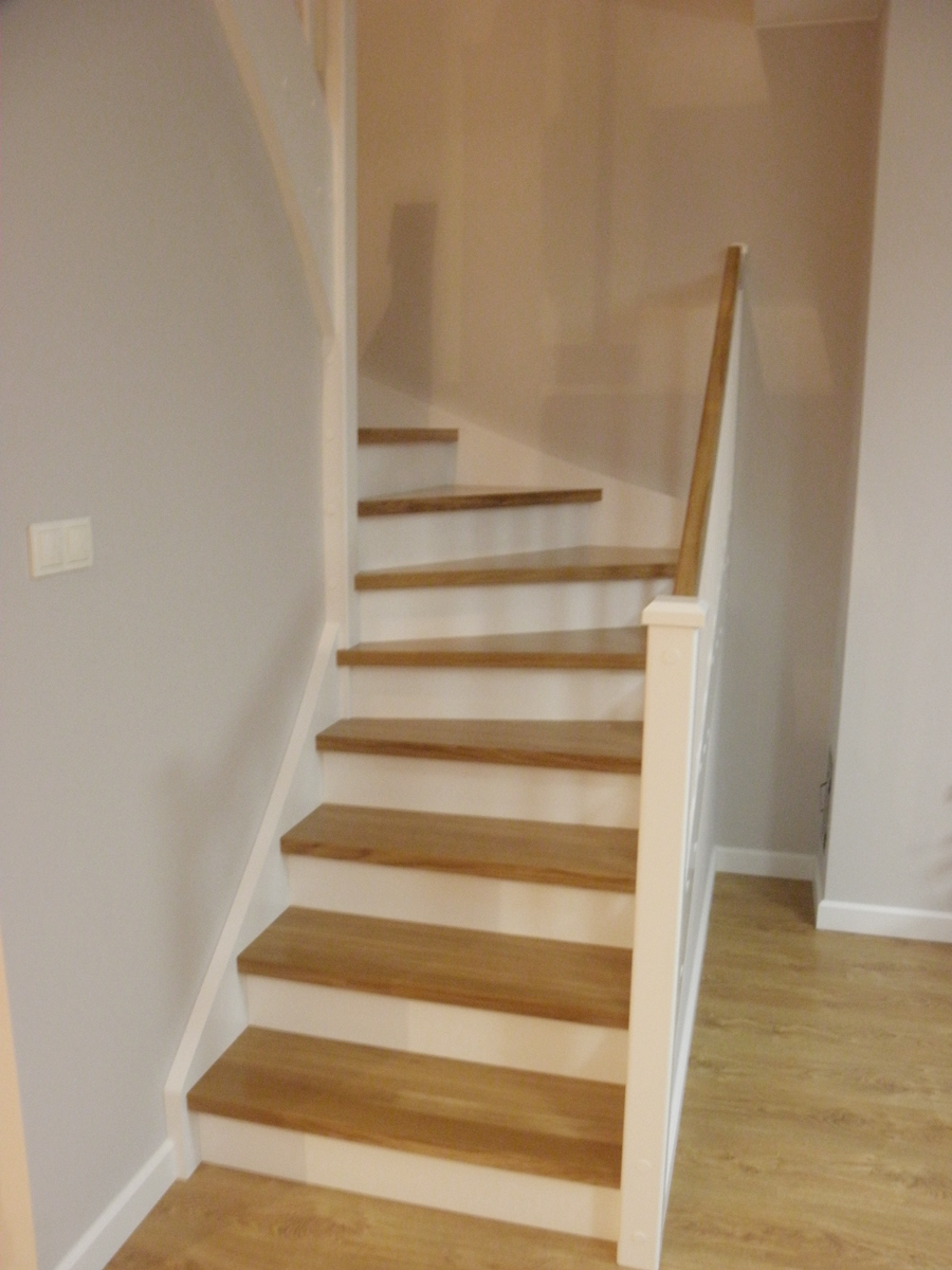 realizacja schodów dębowych w domu w opolu