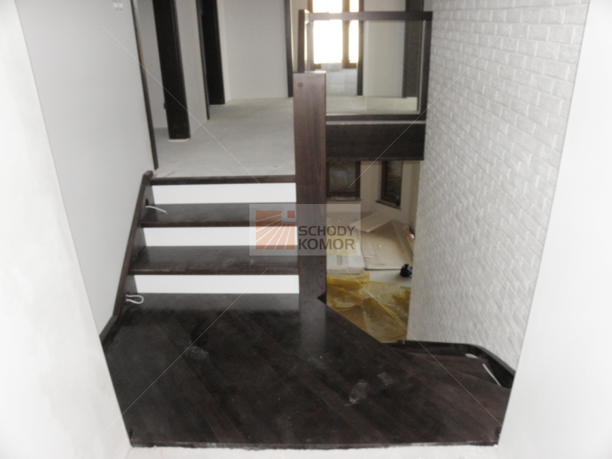 schody drewniane biało brązowe pełne policzkowe jesion