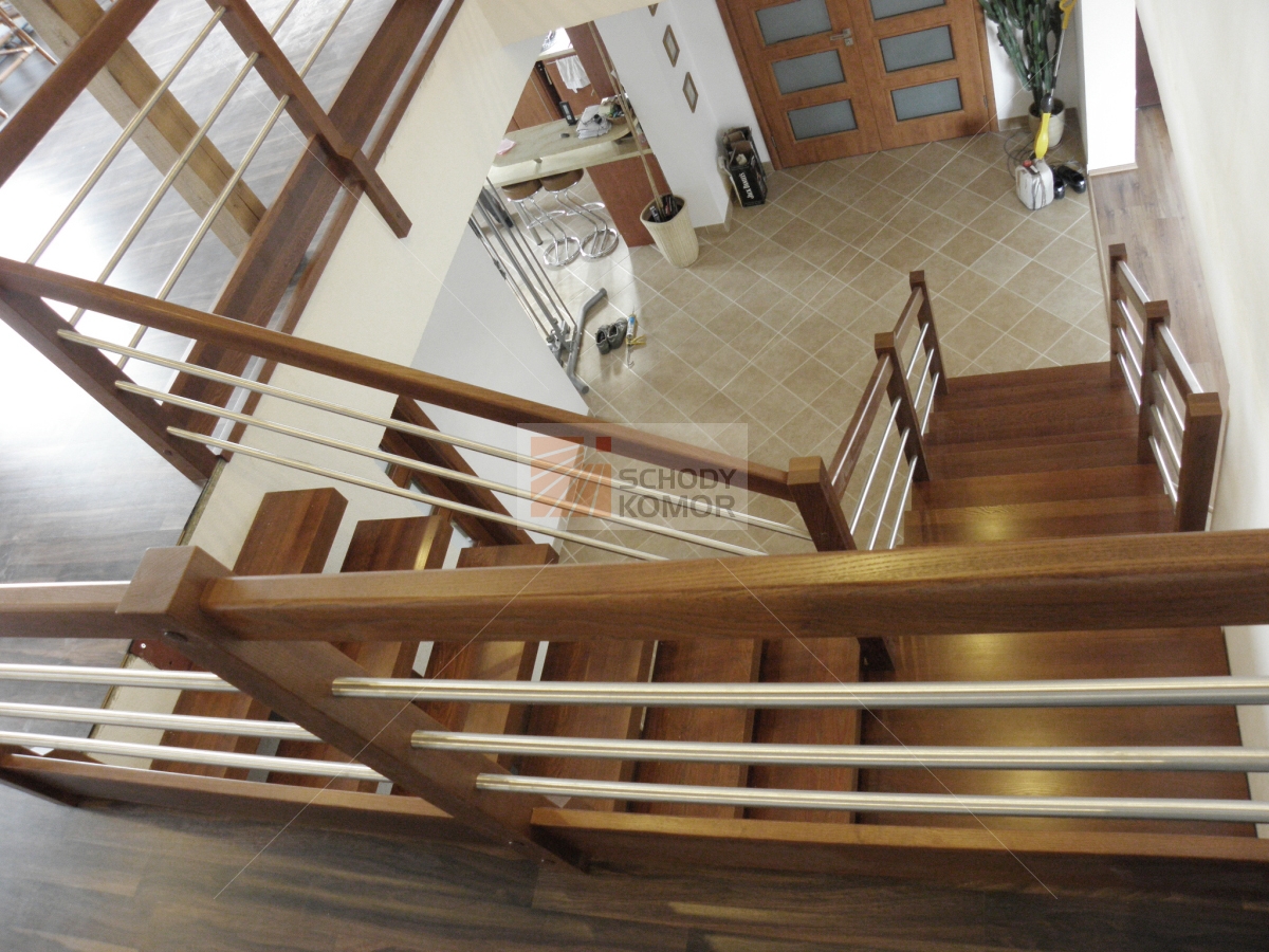 schody drewniane na jednej belce balustrada drewniana z prętami nierdzewnymi