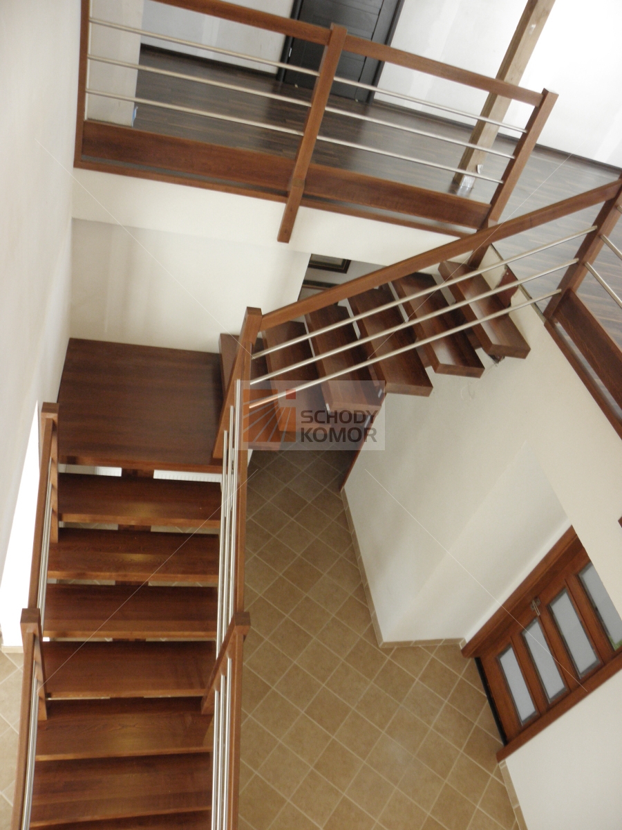 schody drewniane samonośne na jednej belce balustrada ze stali satynowanej