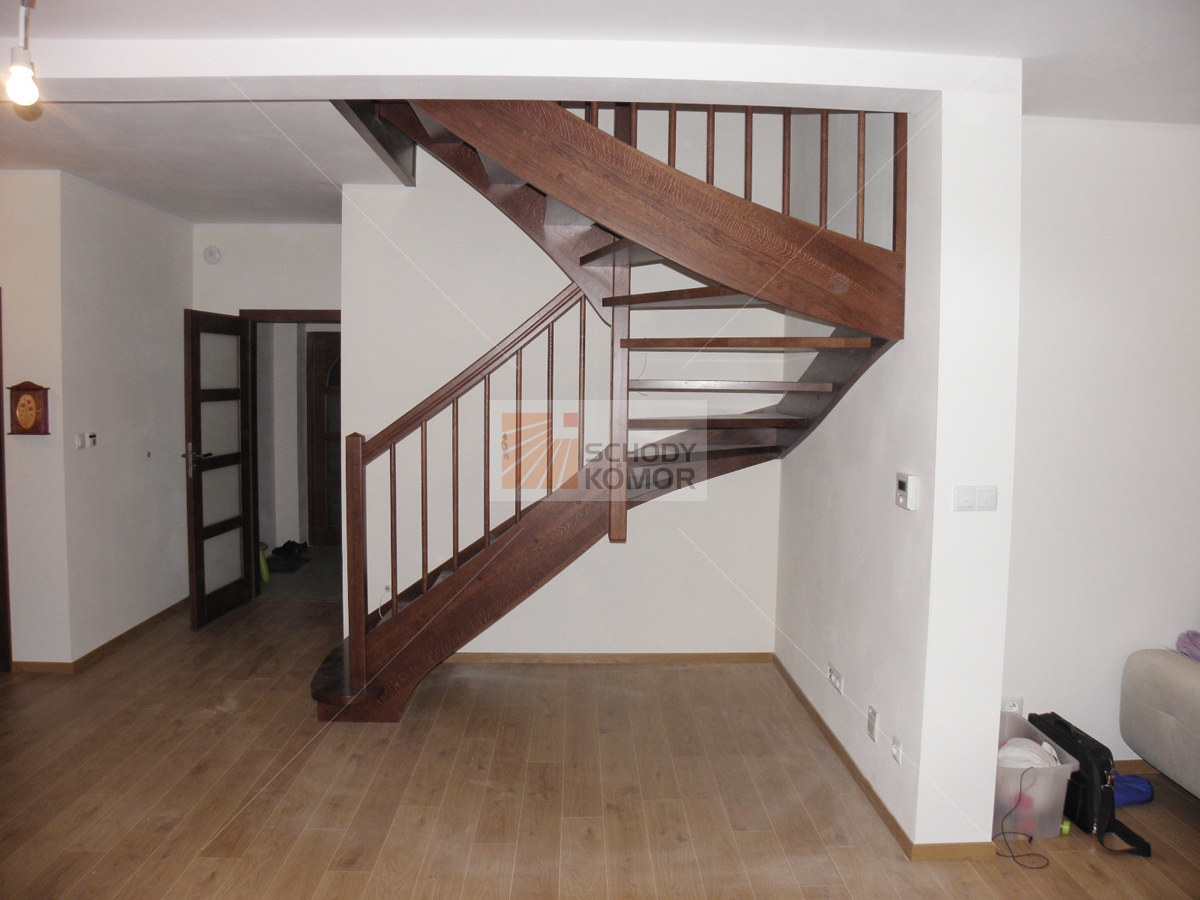 schody drewniane zamontowane w domu pod opolem