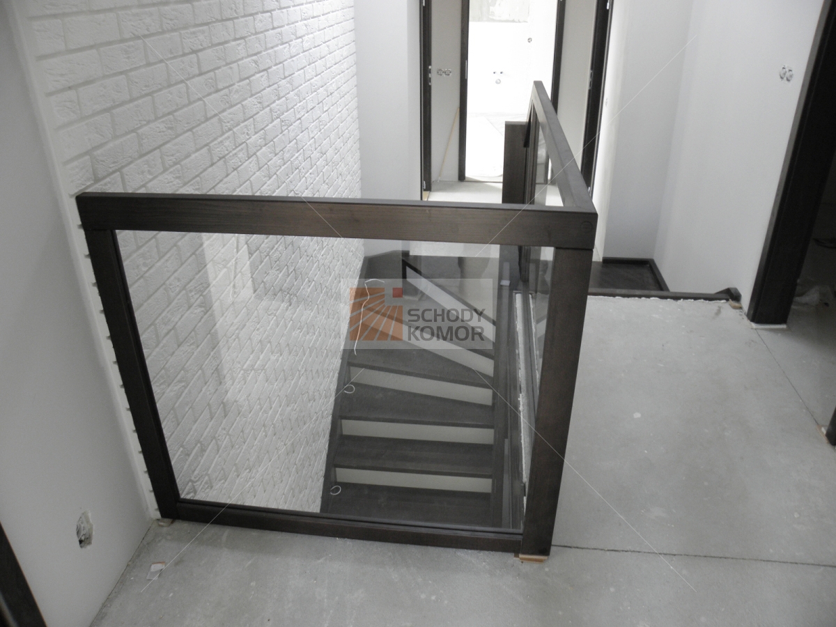 schody jesionowe bejcowane na brązowo białe podstopnie balustrada szklana