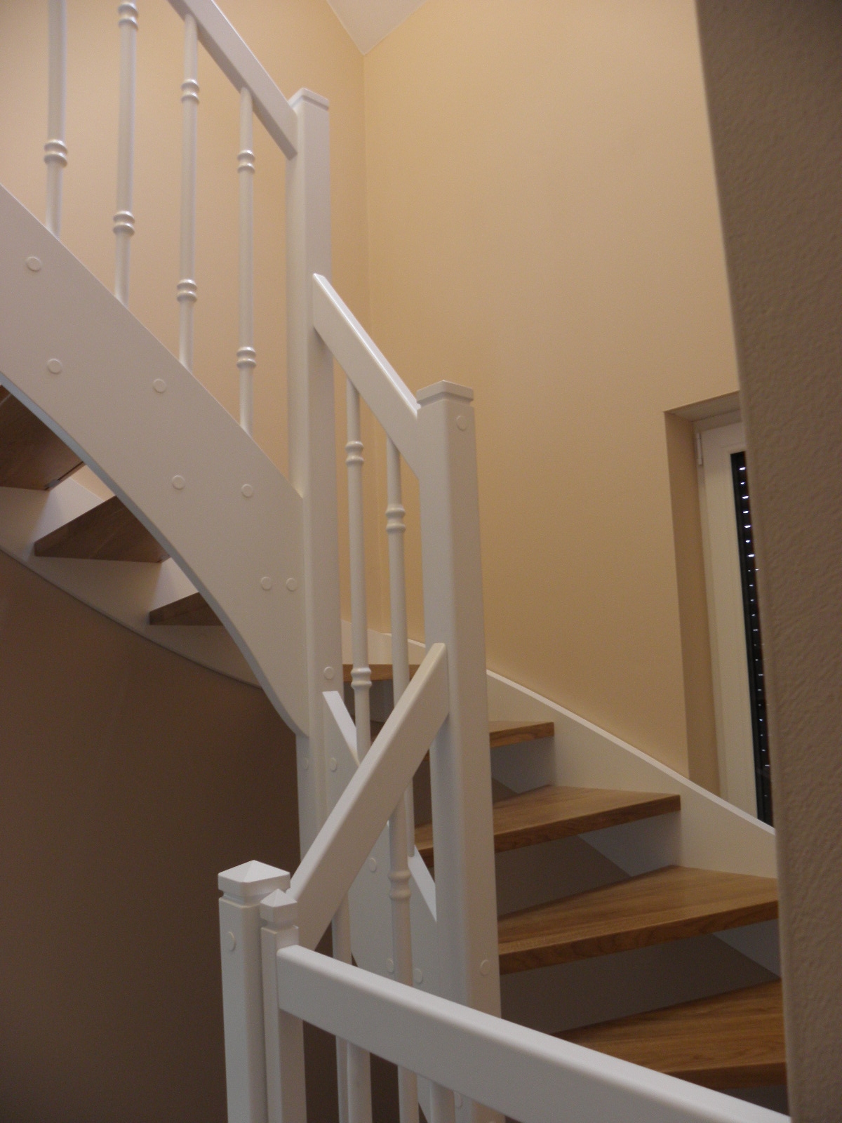 schody o konstrukcji policzkowej z ażutowymi stopniami montaż we wrocławiu