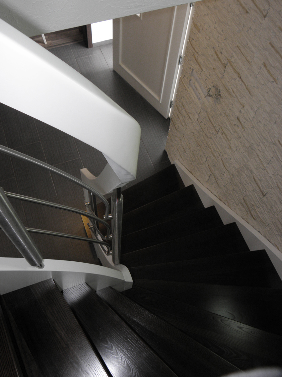 schody policzkowe zabiegowe z giętą balustradą usługa montażu w opolu