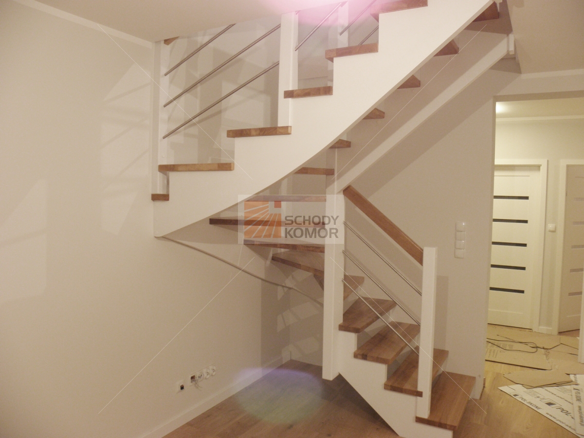 schody siodłowe drewniane białe dwustronnie nakładane stopnie dębowe