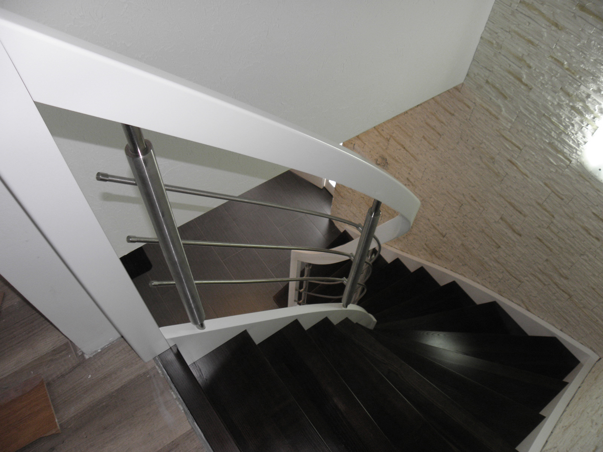 schody w domku pod opolem białe ciemnobrązowe stopnie ażurowe