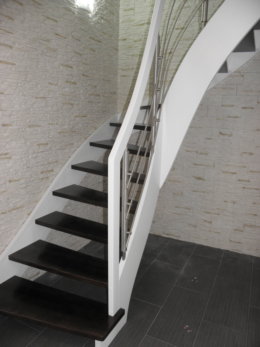 schody w domu w opolu drewniane lakierowane na biało