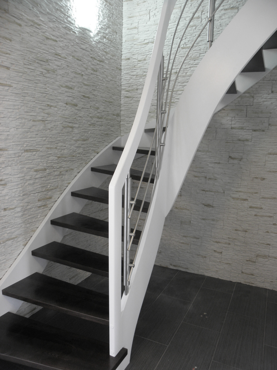 schody w opolu biała balustrada z relingami ze stali nierdzewnej