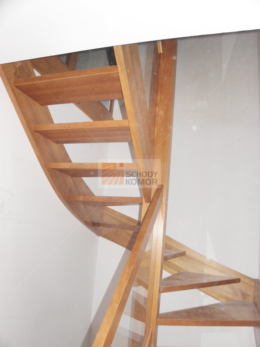 schody zabiegowe balustrada szklana drewno jesion lakierowane mat