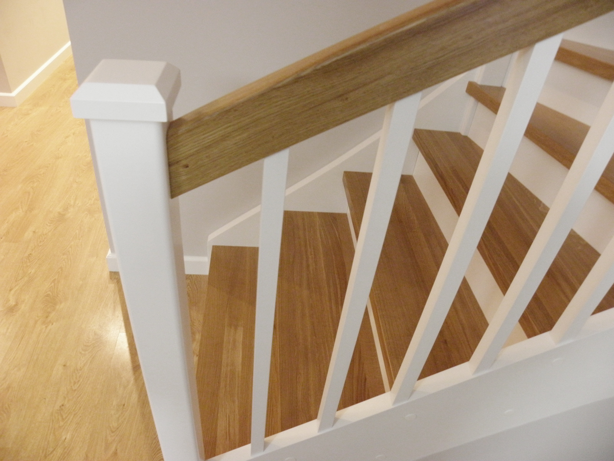 tralki białe dębowa poręcz w schodach drewnianych